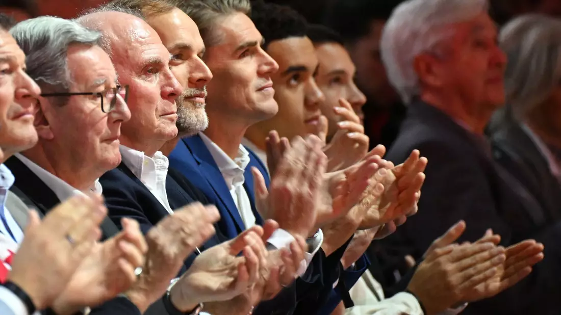 Bayerns Ehrenpräsident Uli Hoeneß (3.v.l), Trainer Thomas Tuchel (4.v.l) und Sportdirektor Christoph Freund (5.v.l) verfolgen die Jahreshauptversammlung. - Bild: Angelika Warmuth/dpa