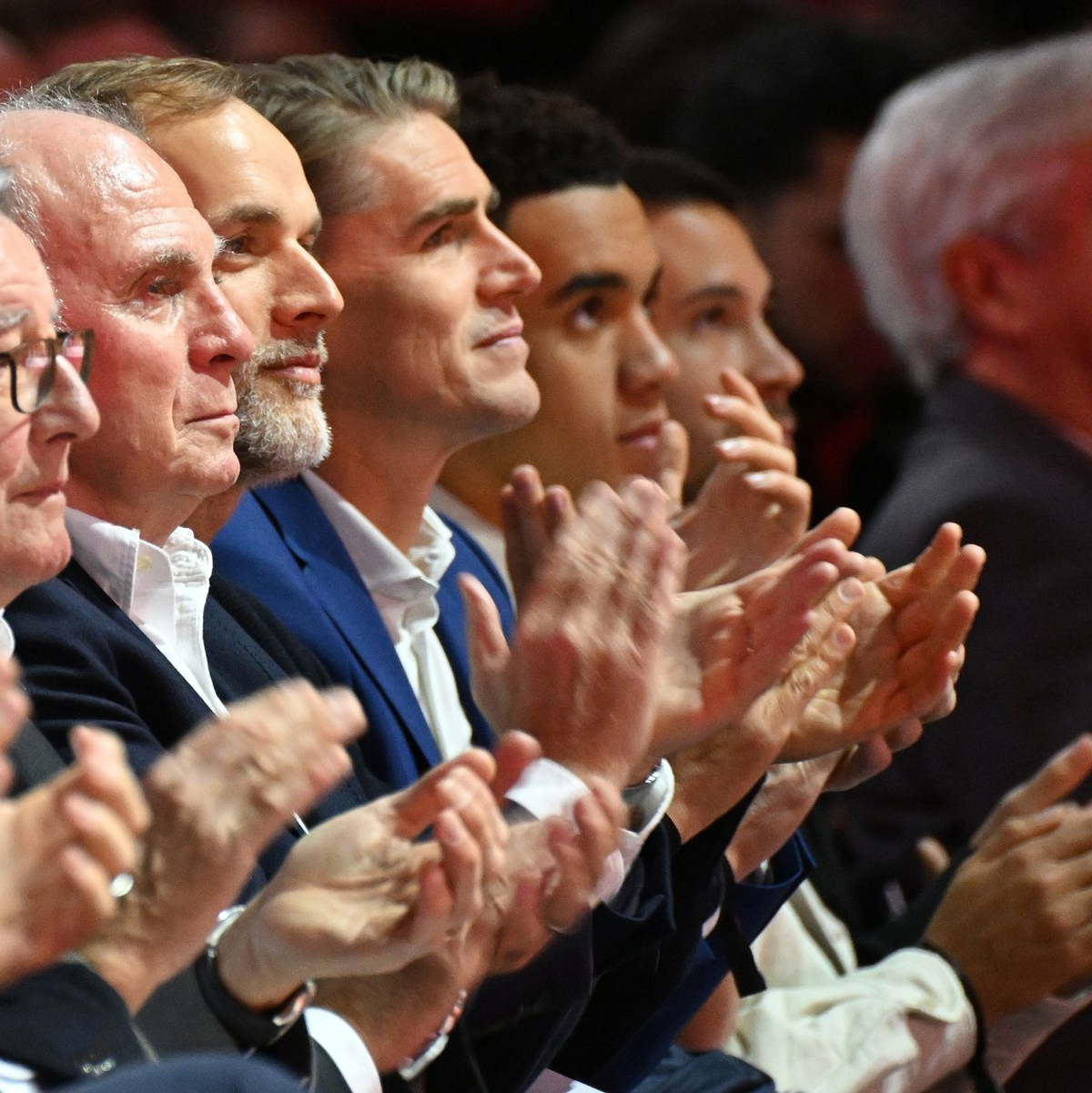 Bayerns Ehrenpräsident Uli Hoeneß (3.v.l), Trainer Thomas Tuchel (4.v.l) und Sportdirektor Christoph Freund (5.v.l) verfolgen die Jahreshauptversammlung. - Foto: Angelika Warmuth/dpa