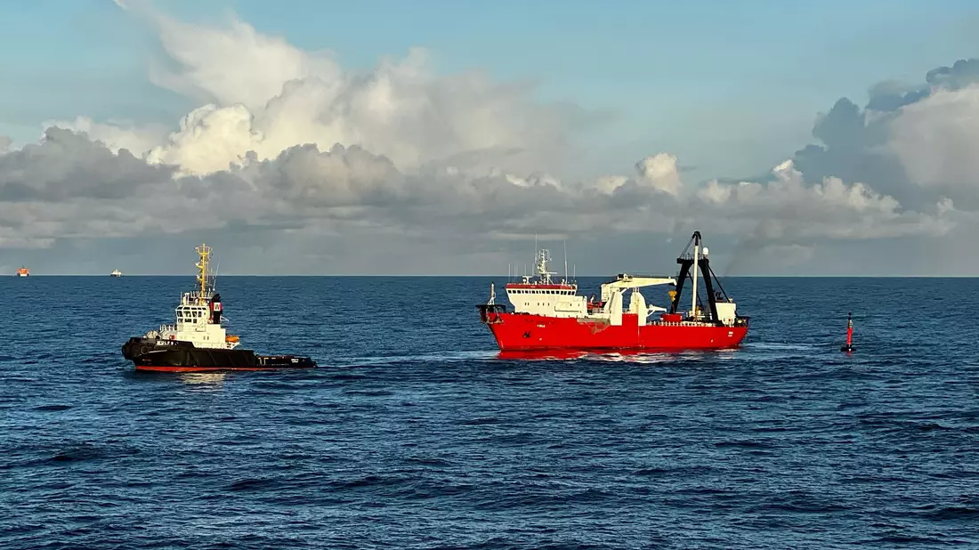 Der Schlepper «Wulf9» und das Taucherschiff «Vina» sind im Wrackgebiet der gesunkenen «Verity» südwestlich von Helgoland unterwegs. - Bild: -/Wasserstraßen- und Schifffahrtsverwaltung des Bundes (WSV)/dpa