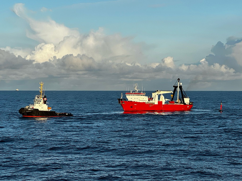 Der Schlepper «Wulf9» und das Taucherschiff «Vina» sind im Wrackgebiet der gesunkenen «Verity» südwestlich von Helgoland unterwegs. - Foto: -/Wasserstraßen- und Schifffahrtsverwaltung des Bundes (WSV)/dpa