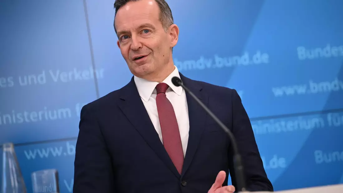 Verkehrsminister Volker Wissing wehrt sich weiter gegen verpflichtende Überprüfungen der Fahrtauglichkeit für Seniorinnen und Senioren. - Bild: Britta Pedersen/dpa