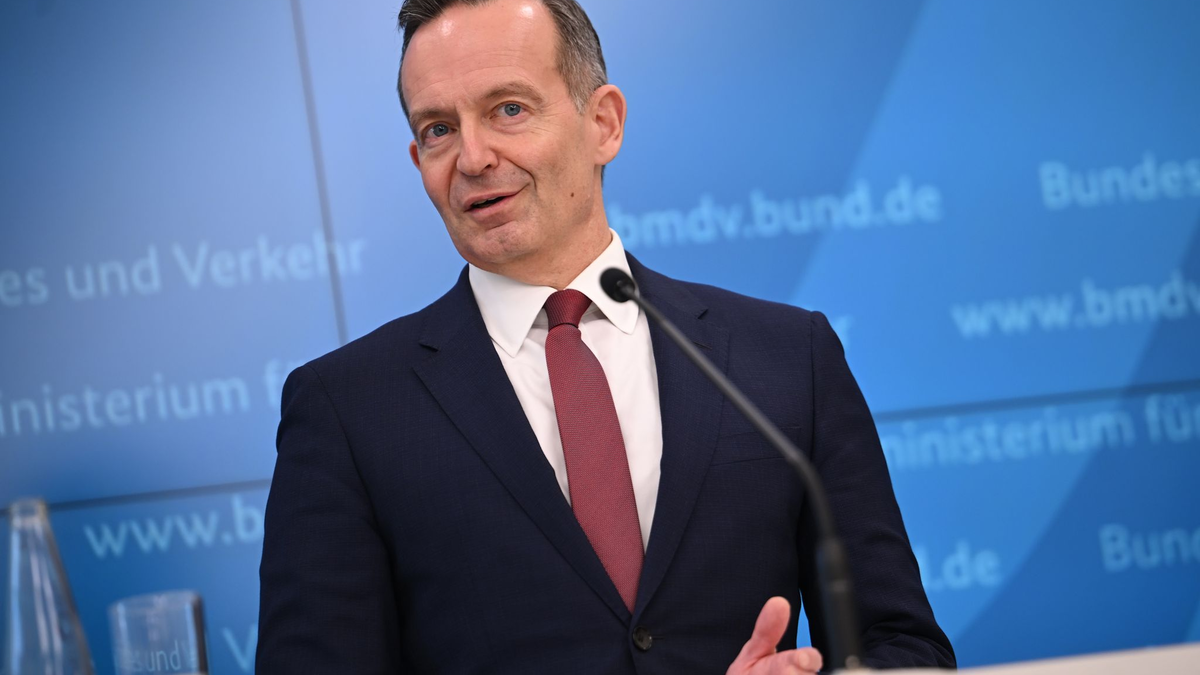 Verkehrsminister Volker Wissing wehrt sich weiter gegen verpflichtende Überprüfungen der Fahrtauglichkeit für Seniorinnen und Senioren. - Foto: Britta Pedersen/dpa