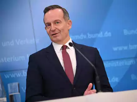 Verkehrsminister Volker Wissing wehrt sich weiter gegen verpflichtende Überprüfungen der Fahrtauglichkeit für Seniorinnen und Senioren. - Foto: Britta Pedersen/dpa