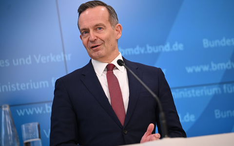 Verkehrsminister Volker Wissing wehrt sich weiter gegen verpflichtende Überprüfungen der Fahrtauglichkeit für Seniorinnen und Senioren. - Foto: Britta Pedersen/dpa