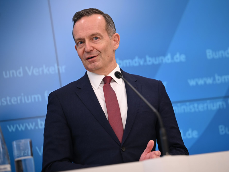 Verkehrsminister Volker Wissing wehrt sich weiter gegen verpflichtende Überprüfungen der Fahrtauglichkeit für Seniorinnen und Senioren. - Foto: Britta Pedersen/dpa