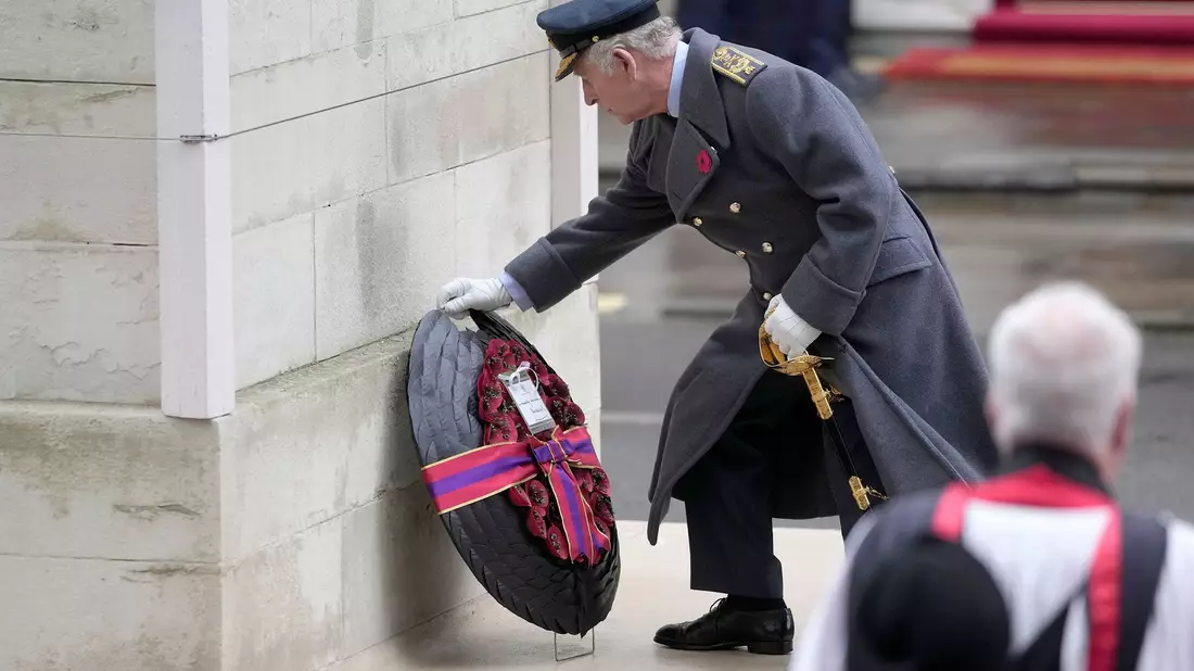 König Charles III. legt einen Kranz am Cenotaph nieder. - Bild: Kin Cheung/AP POOL/dpa