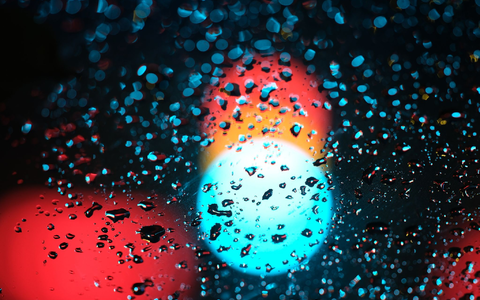 Eine Ampel hinter einer regennassen Scheibe eines Autos. - Foto: Sebastian Willnow/dpa