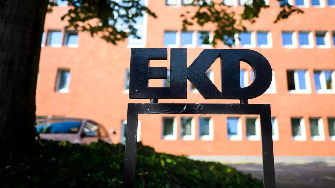 Schriftzug am Kirchenamt der Evangelischen Kirche in Deutschland (EKD). - Bild: Julian Stratenschulte/dpa