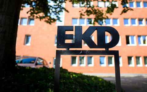 Schriftzug am Kirchenamt der Evangelischen Kirche in Deutschland (EKD). - Foto: Julian Stratenschulte/dpa