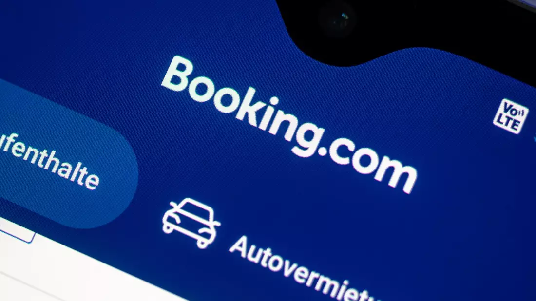 Die App des Reisebuchungsportals Booking.com auf einem Smartphone - Bild: Fabian Sommer/dpa