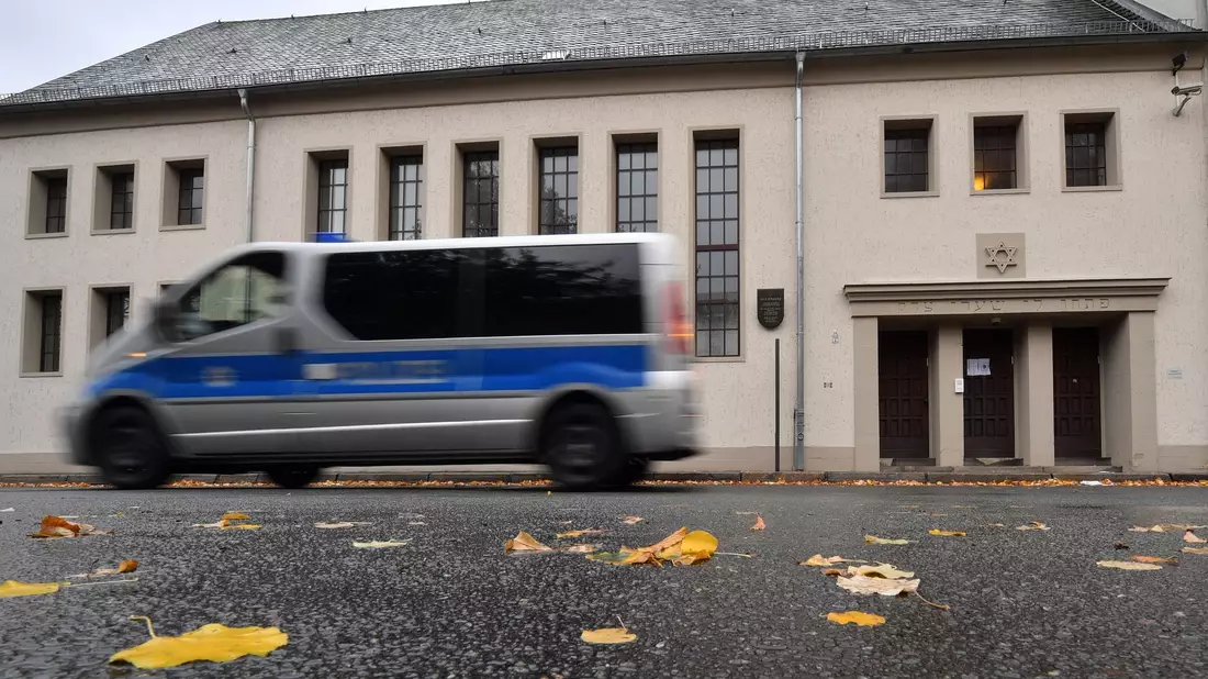 Ein Polizeifahrzeug fährt vor der Neuen Synagoge in Erfurt entlang. - Bild: Martin Schutt/dpa-Zentralbild/dpa