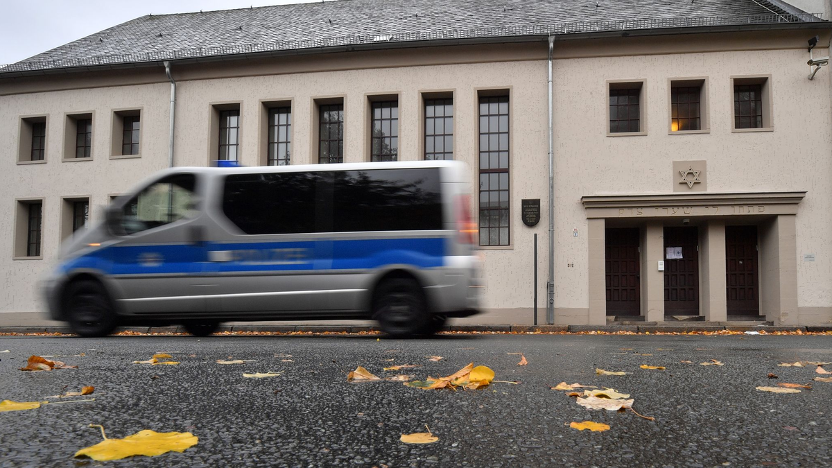 Ein Polizeifahrzeug fährt vor der Neuen Synagoge in Erfurt entlang. - Foto: Martin Schutt/dpa-Zentralbild/dpa