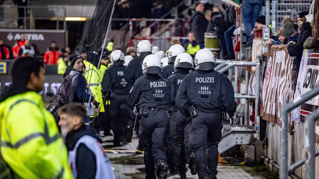 Einsatzkräfte der Polizei mussten beim Spiel auf St. Pauli in den Hannoveraner Fanblock. - Bild: Axel Heimken/dpa