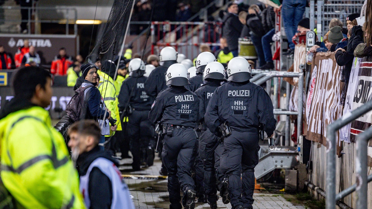 Einsatzkräfte der Polizei mussten beim Spiel auf St. Pauli in den Hannoveraner Fanblock. - Foto: Axel Heimken/dpa