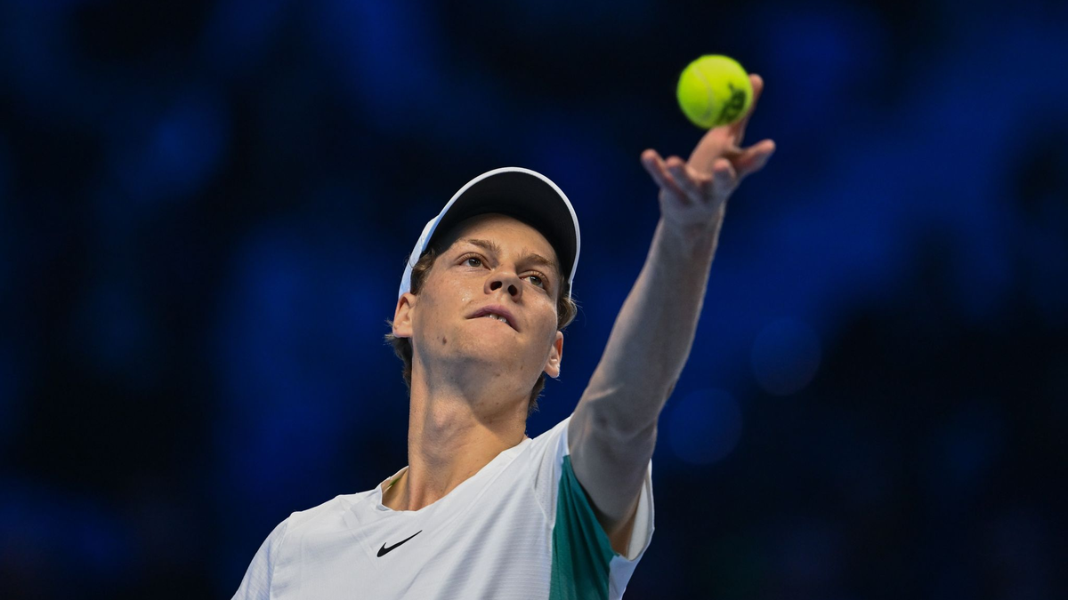 Jannik Sinner gewann gegen Stefanos Tsitsipas glatt in zwei Sätzen. - Foto: Marco Alpozzi/Zuma Press/dpa