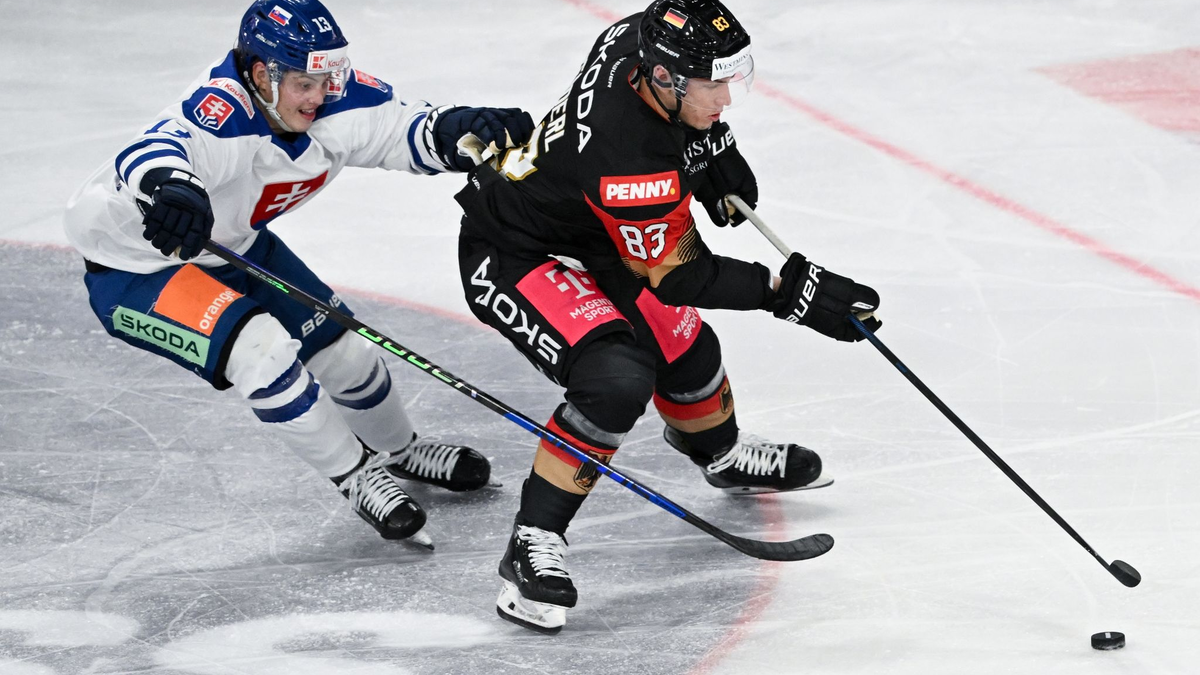 Leonhard Pföderl (l) schoss die DEB-Auswahl zum Turnier-Sieg. - Foto: Sven Hoppe/dpa