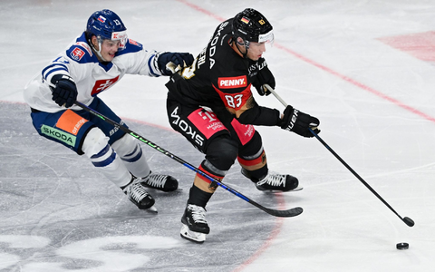 Leonhard Pföderl (l) schoss die DEB-Auswahl zum Turnier-Sieg. - Foto: Sven Hoppe/dpa