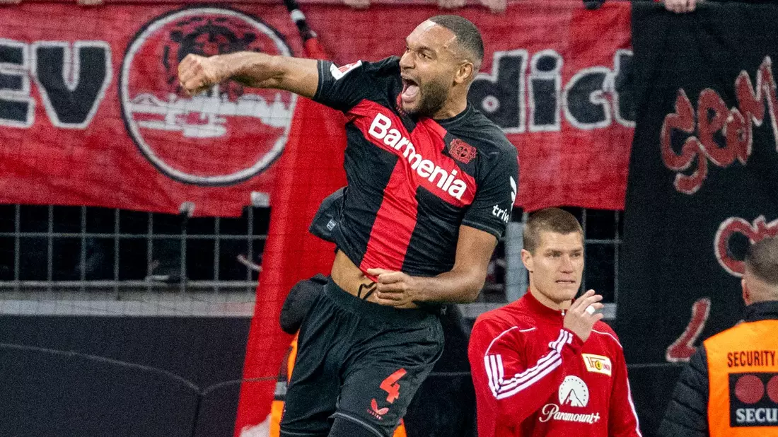 Jonathan Tah und seine Leverkusener stehen nach dem Sieg gegen Union wieder an der Tabellenspitze. - Bild: David Inderlied/dpa