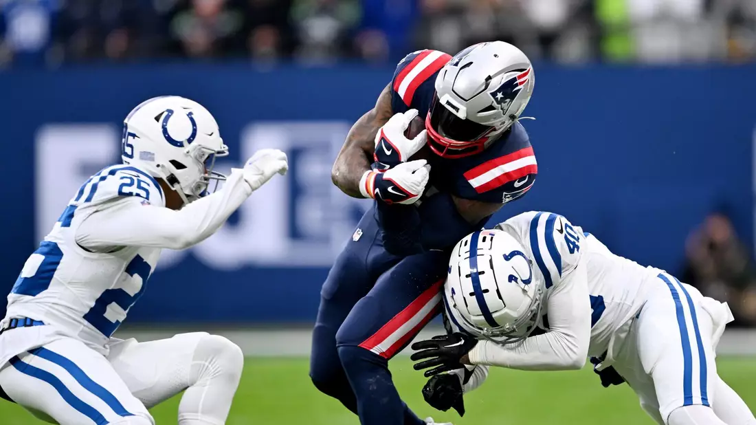 New Englands Ezekiel Elliott (M) wird von zwei Colts-Verteidigern gestoppt. - Bild: Federico Gambarini/dpa