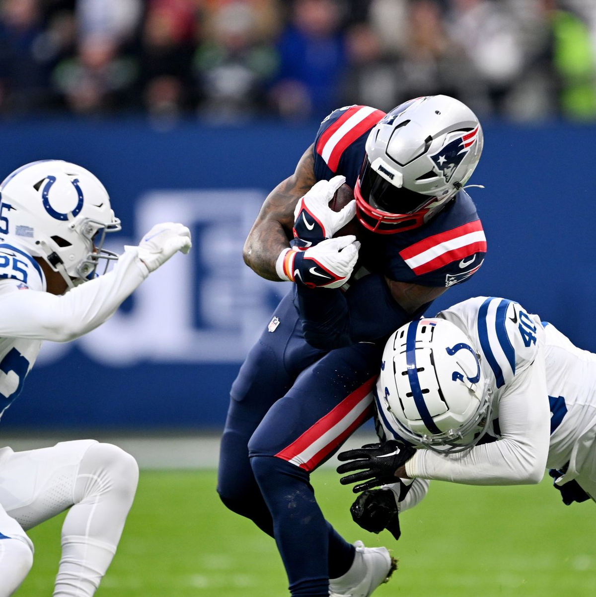 New Englands Ezekiel Elliott (M) wird von zwei Colts-Verteidigern gestoppt. - Foto: Federico Gambarini/dpa