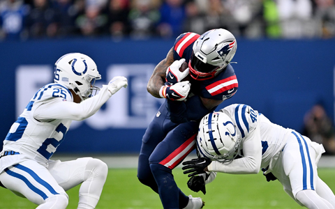 New Englands Ezekiel Elliott (M) wird von zwei Colts-Verteidigern gestoppt. - Foto: Federico Gambarini/dpa