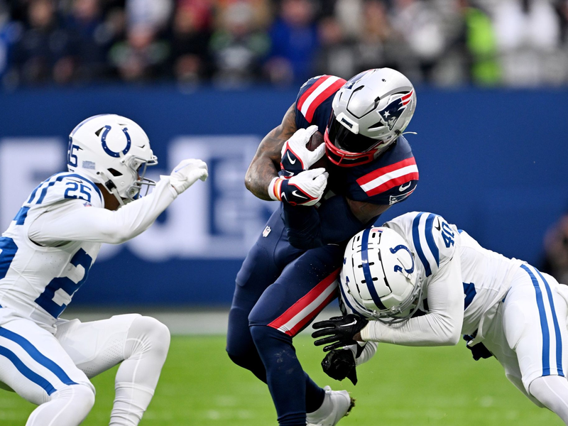 New Englands Ezekiel Elliott (M) wird von zwei Colts-Verteidigern gestoppt. - Foto: Federico Gambarini/dpa