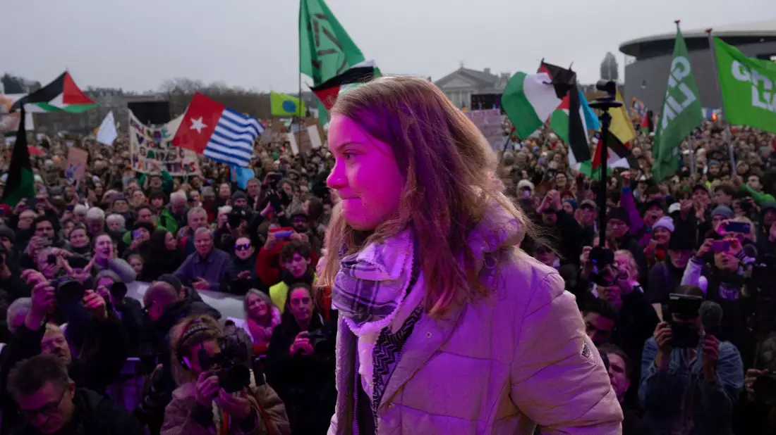 Klimaaktivistin Greta Thunberg bekundet erneut ihre Solidarität mit den Palästinensern. - Bild: Peter Dejong/AP/dpa