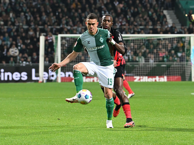 Eintracht-Leihgabe Rafael Borré (vorne) konnte gegen seinen Ex-Club treffen, zum Sieg reichte es aber nicht. - Foto: --/dpa