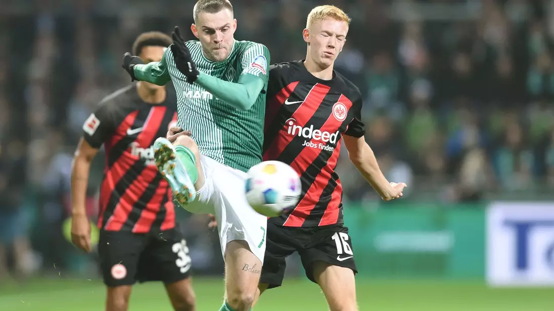 Werders Neu-Nationalspieler Marvin Ducksch (M) zeigte gegen die Eintracht eine starke Leistung. - Bild: -/dpa