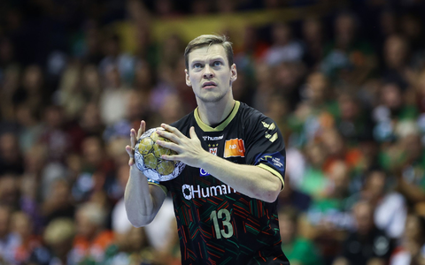 Der Magdeburger Janus Smarason steuerte zum knappen 34:32 gegen die Füchse sieben Tore bei. - Foto: Ronny Hartmann/dpa/Archivbild