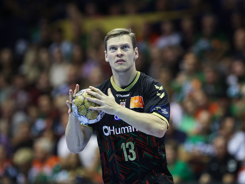 Der Magdeburger Janus Smarason steuerte zum knappen 34:32 gegen die Füchse sieben Tore bei. - Foto: Ronny Hartmann/dpa/Archivbild