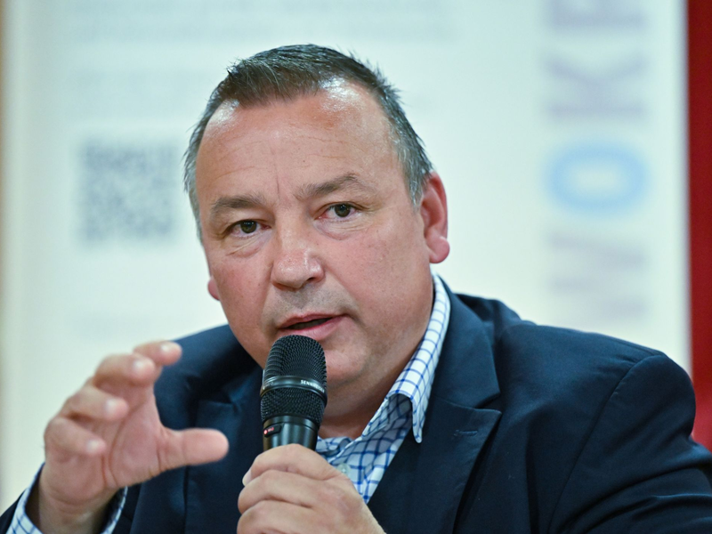 Der parteilose Kandidat Sven Herzberger gewinnt die Landratswahl im Kreis Dahme-Spreewald. - Foto: Patrick Pleul/dpa