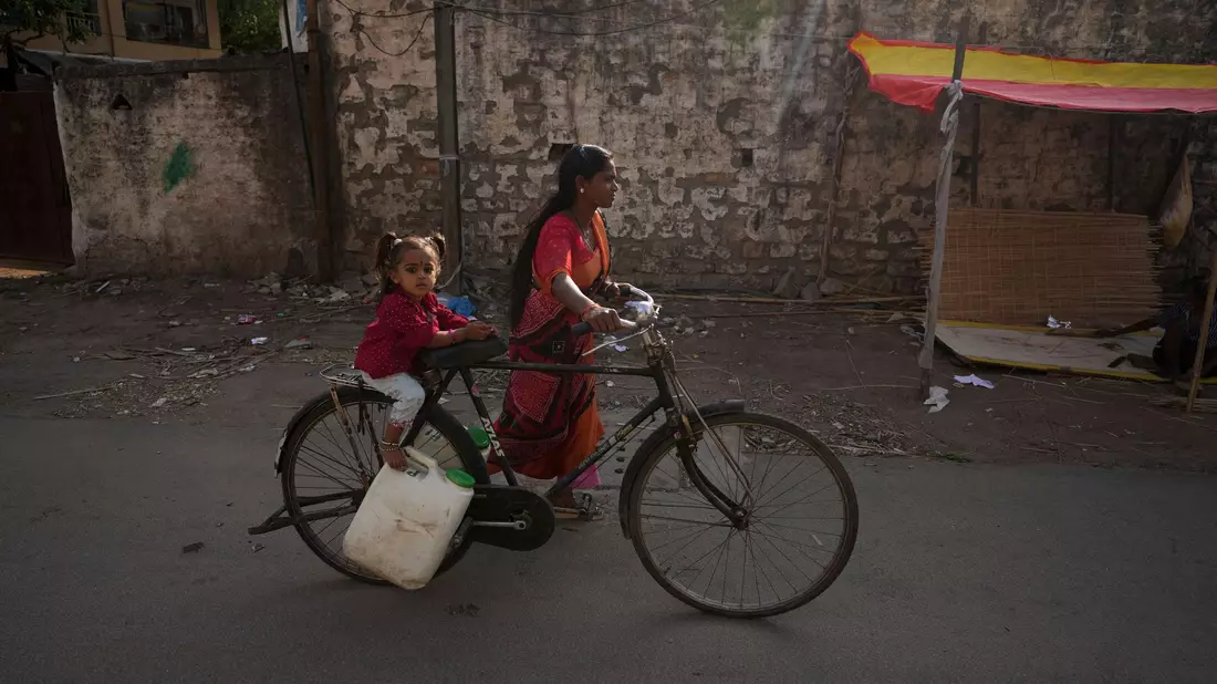 In den kommenden Jahren dürfte sich nach Unicef-Voraussagen der Zugang zu Trinkwasser in Südasien verbessern. - Bild: Mahesh Kumar A./AP/dpa
