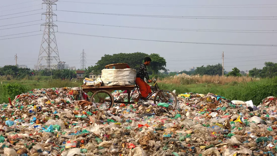 Einmal hergestellt, dauert es Jahrhunderte, bis sich Plastik wieder zersetzt. - Bild: Syed Mahabubul Kader/ZUMA Press Wire/dpa