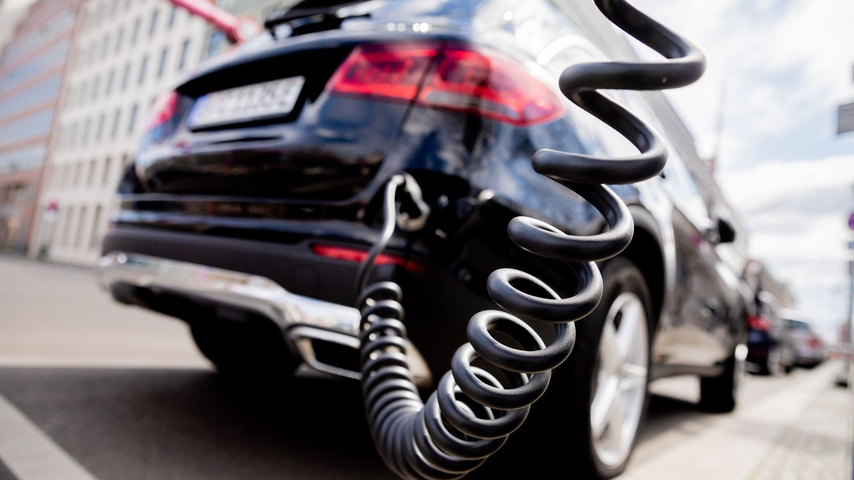 Dem VDA zufolge gibt es in rund der Hälfte aller Gemeinden in Deutschland noch keinen einzigen öffentlichen Ladepunkt. - Foto: Christoph Soeder/dpa