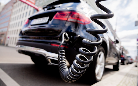 Dem VDA zufolge gibt es in rund der Hälfte aller Gemeinden in Deutschland noch keinen einzigen öffentlichen Ladepunkt. - Foto: Christoph Soeder/dpa