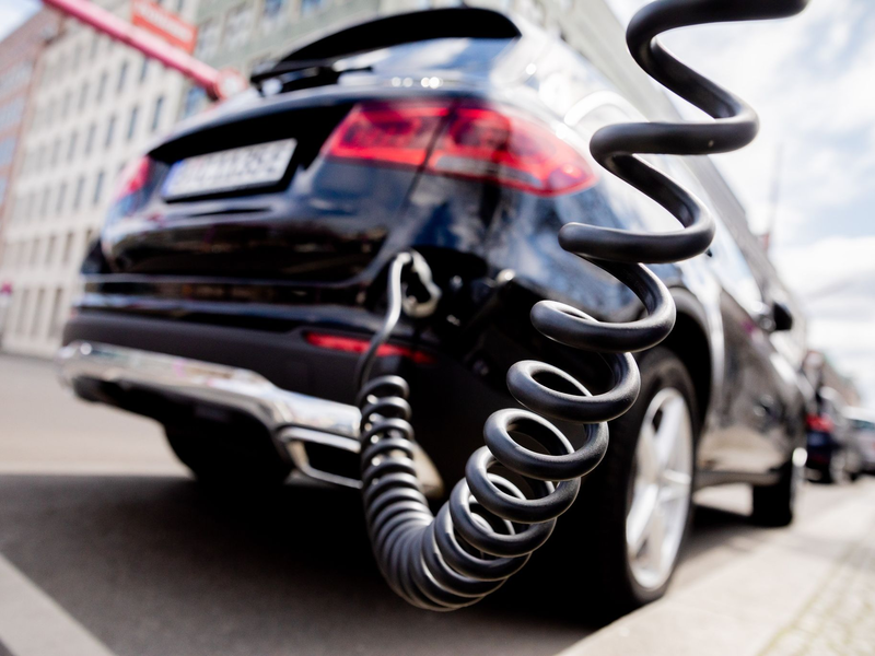 Dem VDA zufolge gibt es in rund der Hälfte aller Gemeinden in Deutschland noch keinen einzigen öffentlichen Ladepunkt. - Foto: Christoph Soeder/dpa