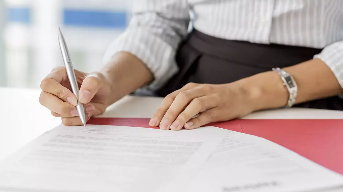Besonders neue Mitarbeiter sind von befristeten Arbeitsverträgen betroffen. Allein 2021 waren rund 60 Prozent der Neueinstellungen im öffentlichen Dienst befristet (Symbolbild). - Bild: Monique Wüstenhagen/dpa-tmn