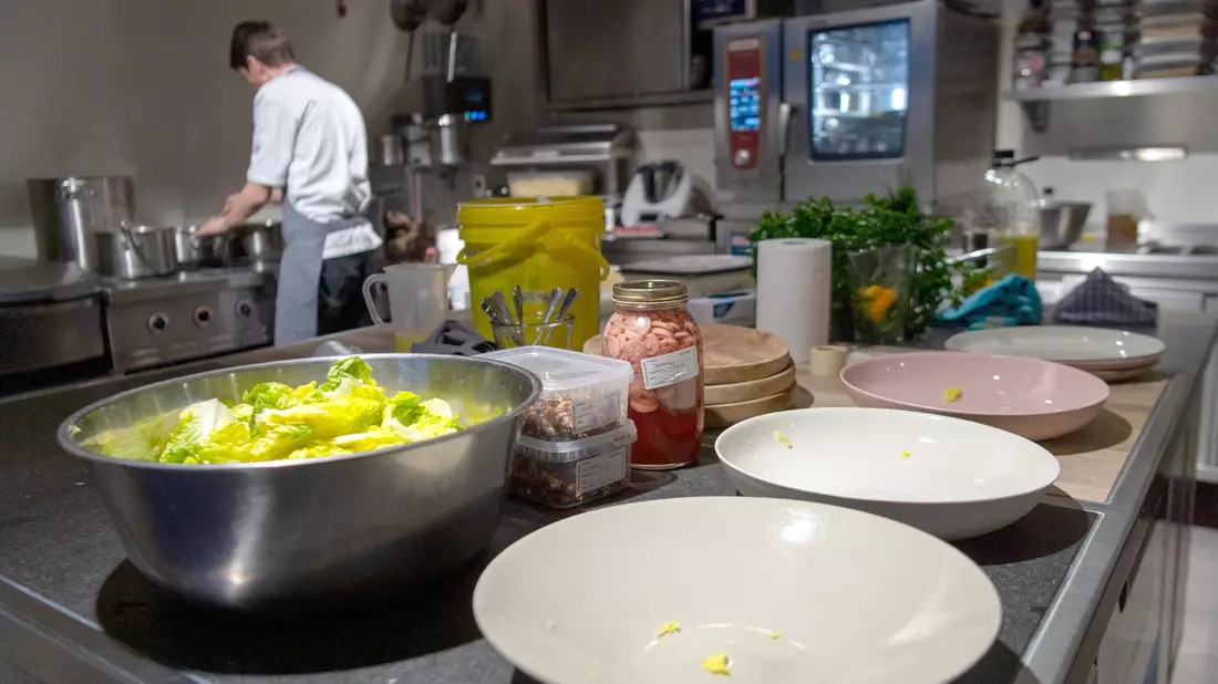 «Es ist ein fatales Signal, dass im Lebensmittelhandwerk oft mehr als 40 Prozent der Jugendlichen ihre Ausbildung abbrechen, in den Gastro-Küchen sogar jeder Zweite», warnt der NGG-Vorsitzende. - Bild: Monika Skolimowska/dpa
