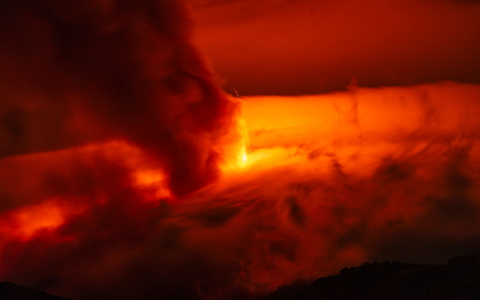 Rauchschwaden des Vulkans Ätna nördlich von Catania auf Sizilien. - Foto: Salvatore Allegra/AP/dpa