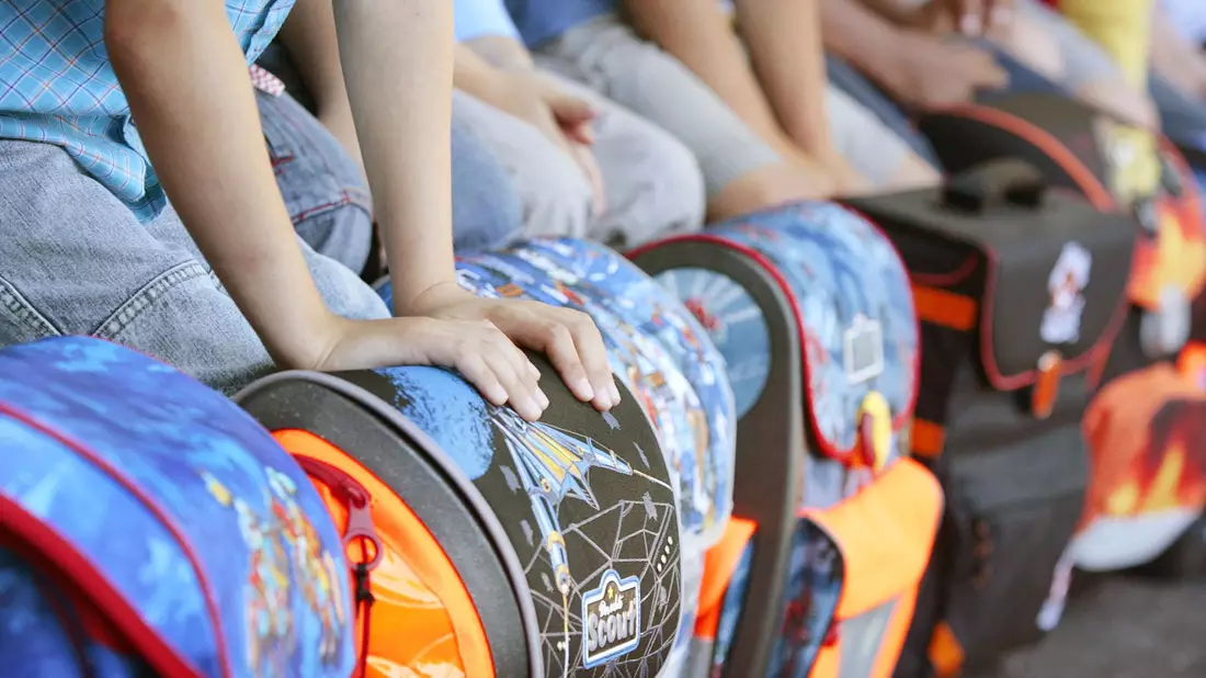 Erstklässler bei der Einschulung. Insgesamt wurden rund 830.600 Kinder in diesem Jahr eingeschult. - Bild: David-Wolfgang Ebener/dpa