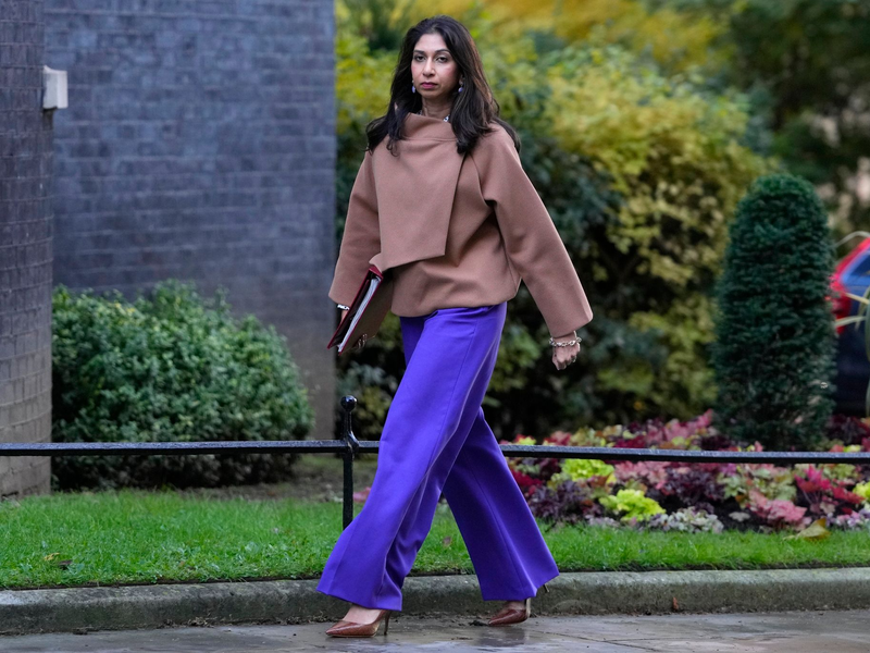 Ist ihr Amt als britische Innenministerin los: Suella Braverman. - Foto: Kirsty Wigglesworth/AP