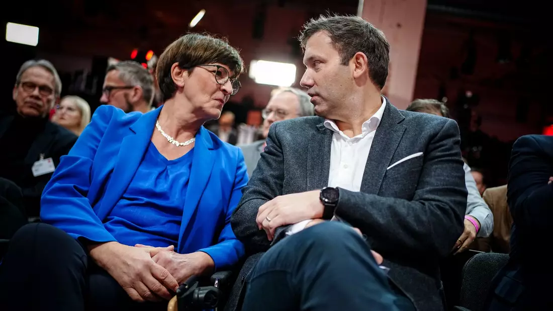 Saskia Esken und Lars Klingbeil wollen für weitere zwei Jahre Vorsitzende der SPD bleiben. - Bild: Kay Nietfeld/dpa