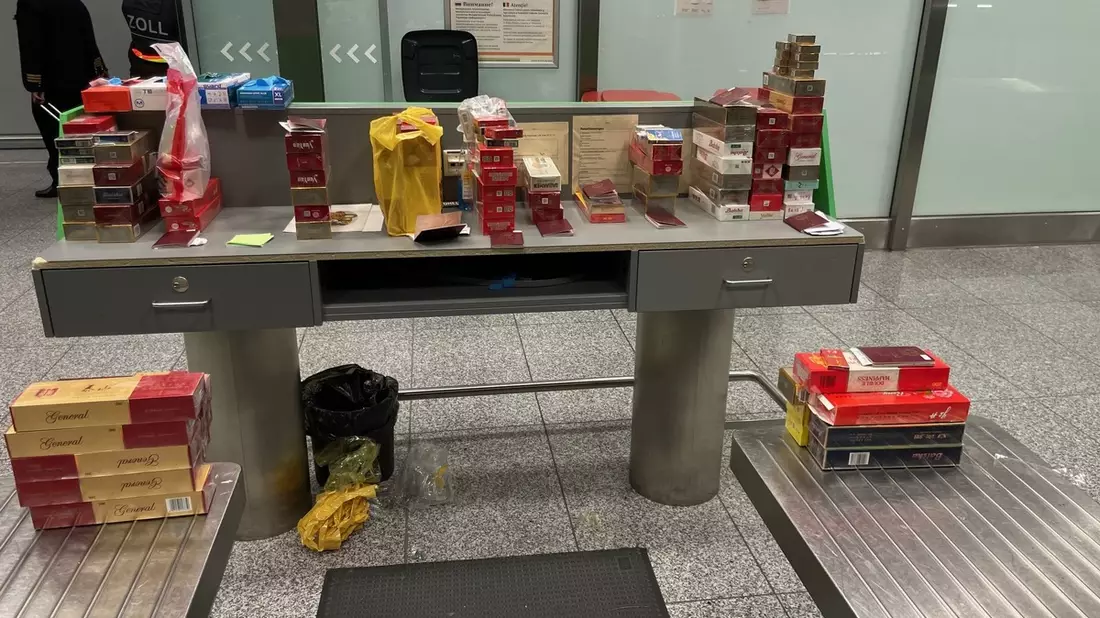 HZA-F: 14 auf einen Streich Zoll verhindert Schmuggel von 14.496 Zigaretten am Frankfurter Flughafen - Bild: presseportal.de