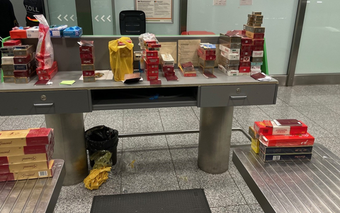HZA-F: 14 auf einen Streich Zoll verhindert Schmuggel von 14.496 Zigaretten am Frankfurter Flughafen - Foto: presseportal.de