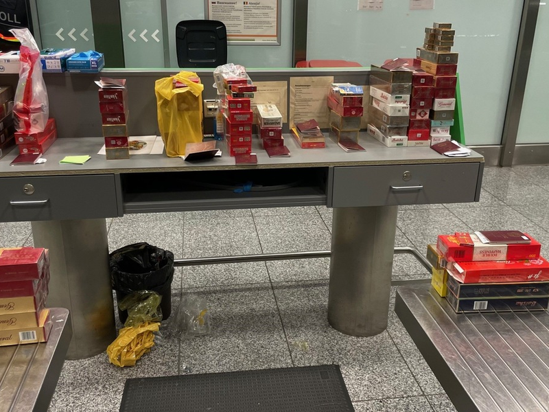 HZA-F: 14 auf einen Streich Zoll verhindert Schmuggel von 14.496 Zigaretten am Frankfurter Flughafen - Foto: presseportal.de