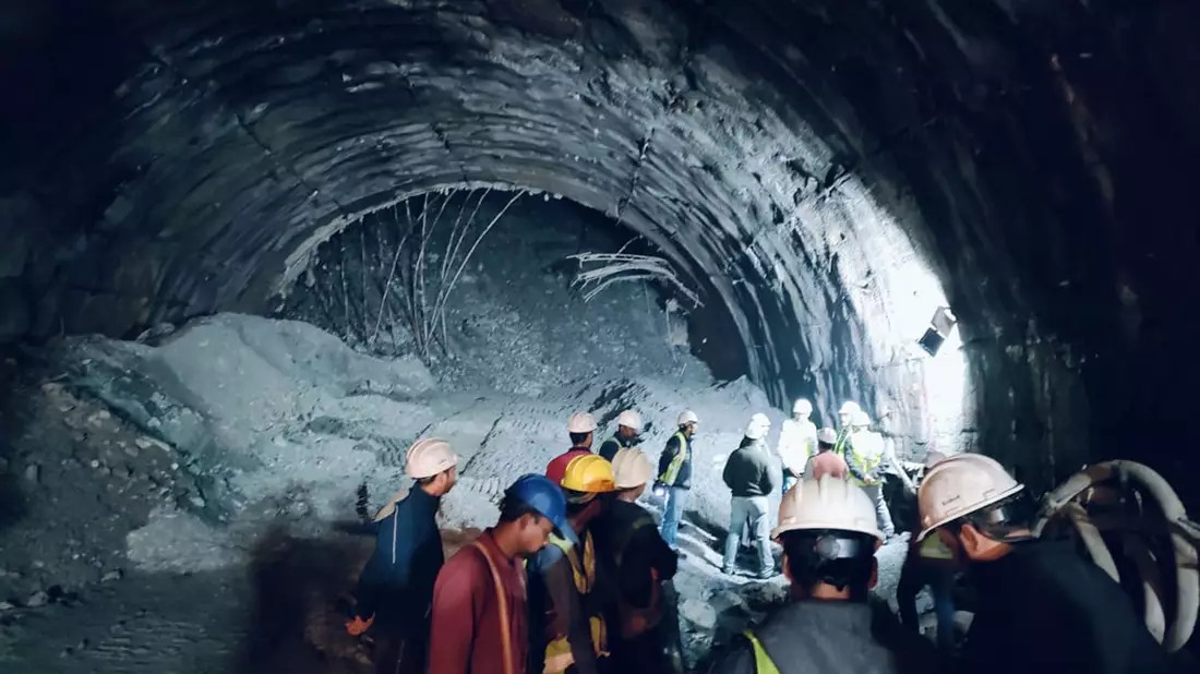 Rettungskräfte in dem eingestürzten Straßentunnel im nordindischen Uttarakhand, in dem etwa 40 Arbeiter verschüttet wurden. - Bild: Uncredited/SDRF/AP