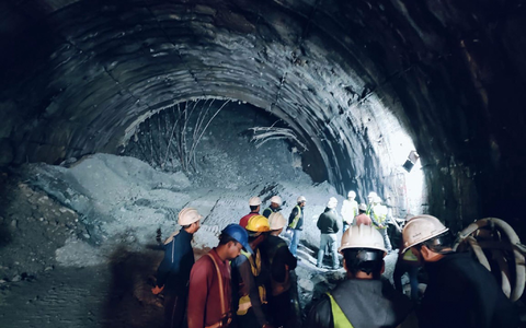 Rettungskräfte in dem eingestürzten Straßentunnel im nordindischen Uttarakhand, in dem etwa 40 Arbeiter verschüttet wurden. - Foto: Uncredited/SDRF/AP