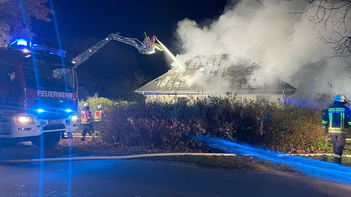 FW-ROW: Einfamilienhaus brennt in voller Ausdehnung - Foto: presseportal.de