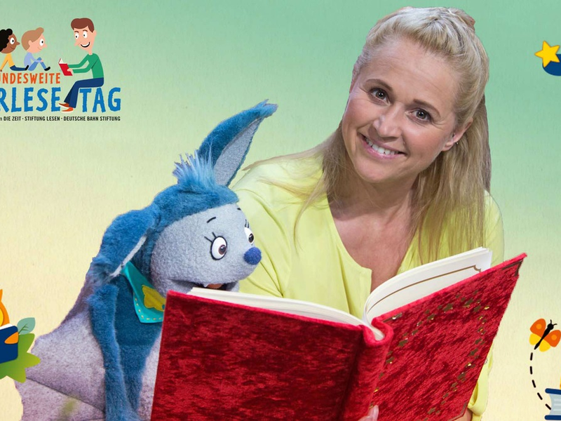 KiKA-Vorleseaktion zum Bundesweiten Vorlesetag im Livestream / Singa und Fledermaus Fidi treffen Lesebegeisterte am 17. November 2023 im Baumhaus-Set - Foto: presseportal.de